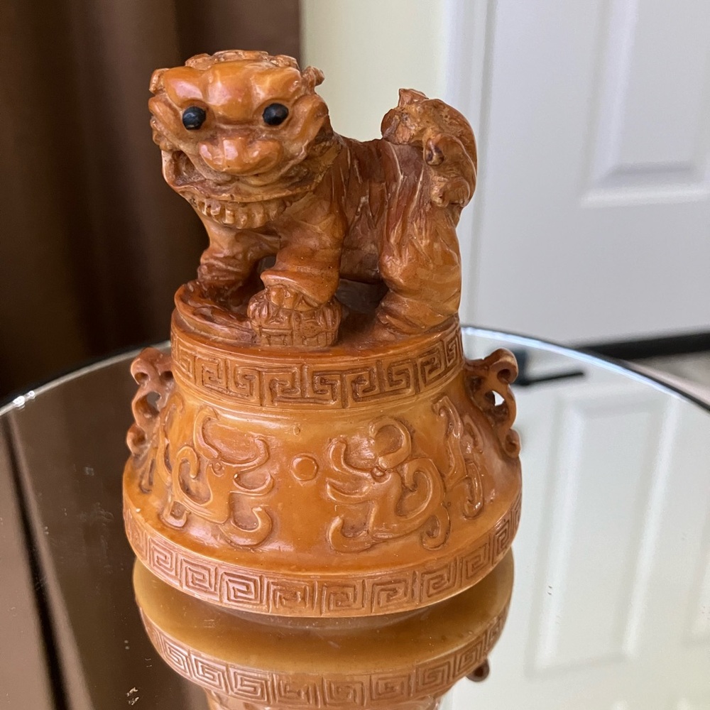 VINTAGE FOO DOG LION CARVED BROWN RESIN 3.5” x 3.5” ON PEDESTAL STATUE